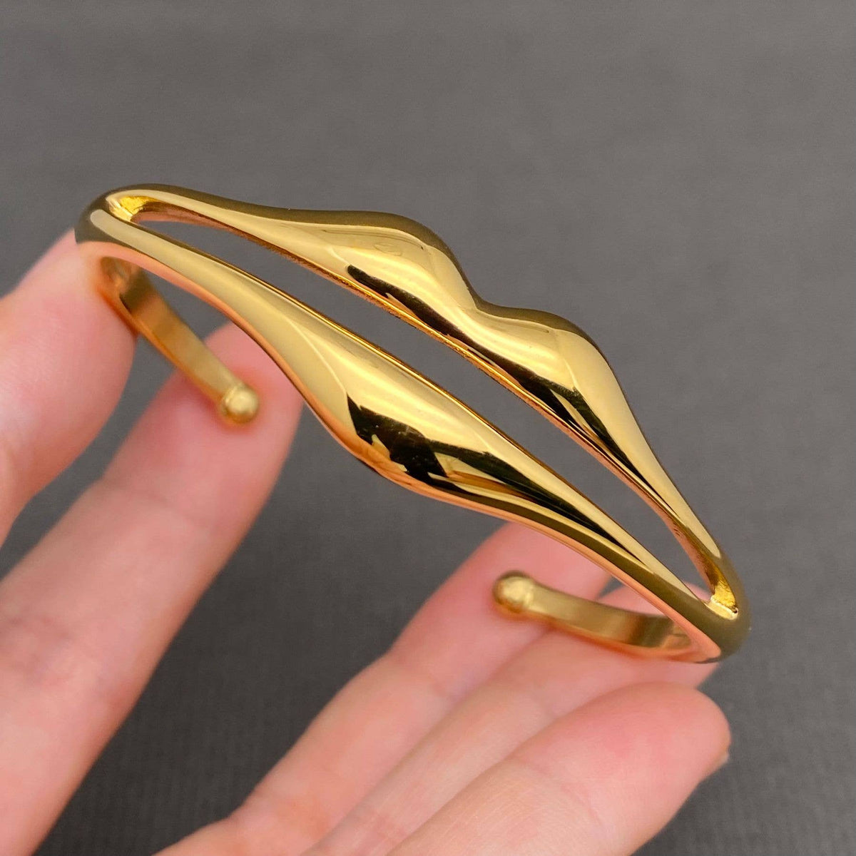 Glossy Lip 18K Gold Plated Stainless Steel Cuff